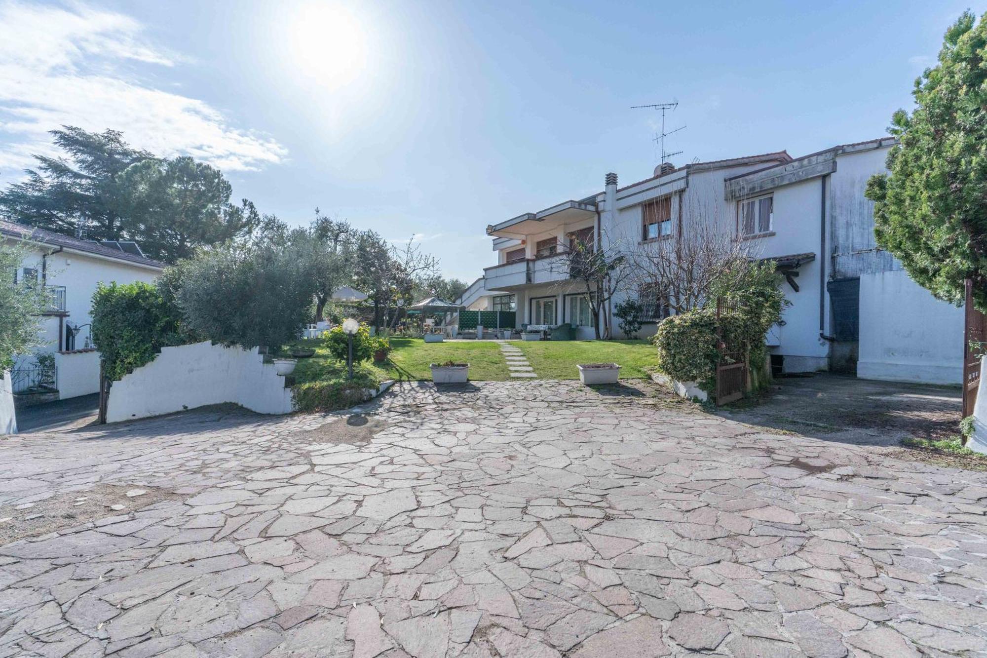 Ampia Dimora A Salo Con Parcheggio E Giardino Apartment Exterior photo